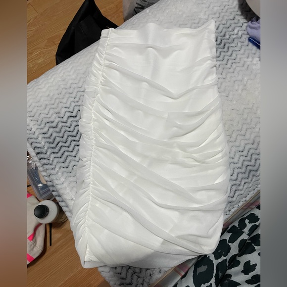 OhPolly white ruched skirt. 17” in length, high waisted. Stretchy. US 2/UK6. - Picture 1 of 4